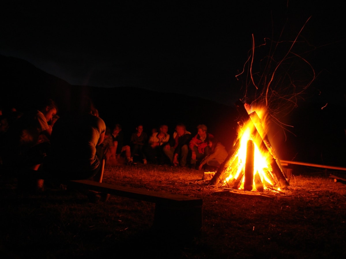 campfire near wood cabins at coltesti foc de tabara langa casute la coltesti